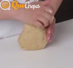 Kneading the dough - quearepas.com