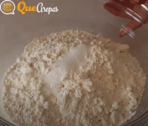 Bowl with flour, sugar and baking powder - quearepas.com