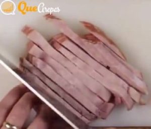 Cutting of smoked ham for the chunks - quearepas.com
