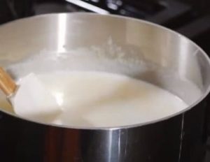 Preparing the sauce for the Venezuelan pasticho - quearepas.com
