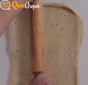 Rolling pin on the dough for golfeados - quearepas.com
