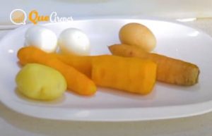 Eggs, potatoes and carrots for chicken salad - quearepas.com