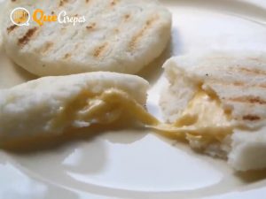 Arepas rellenas con queso amarillo - QuéArepas