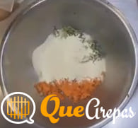 Mezclar los ingredientes - Arepas de calabacín y zanahoria - quearepas