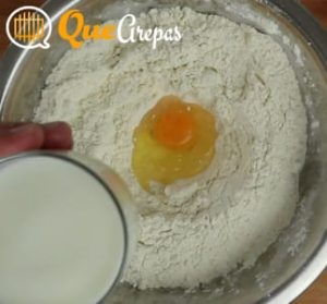 Mezclar los ingredientes de las arepas andinas - quearepas.com