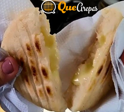 Arepa con queso fundido - quearepas