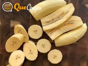 Cortar las tajadas de plátano maduro - quearepas.com