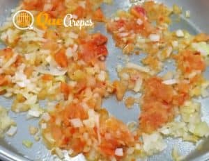 Agregar tomate y pimento para la carne molida - bandeja paisa - quearepas.com
