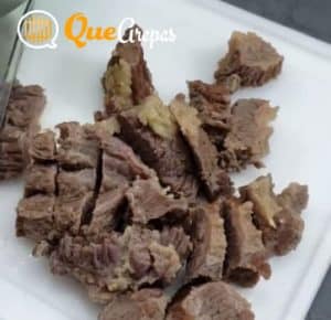 Picar la carne sancochada para la carne molida - bandeja paisa - quearepas.com