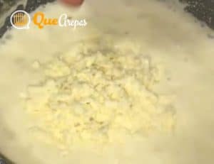 Agregando queso a la salsa de queso - quearepas.com