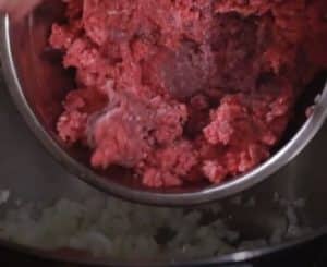 Colocar la carne molida en una olla - quearepas.com