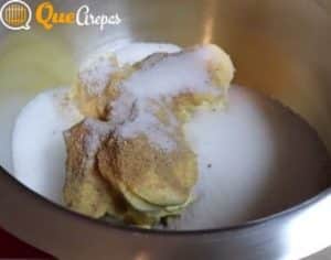 Mantequilla, azúcar blanca y azúcar morena en un bol - quearepas.com
