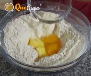 Harina y huevo para la masa de pastelitos - quearepas.com