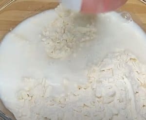 Mezclando los ingredientes de los deditos de harina pan - quearepas.com